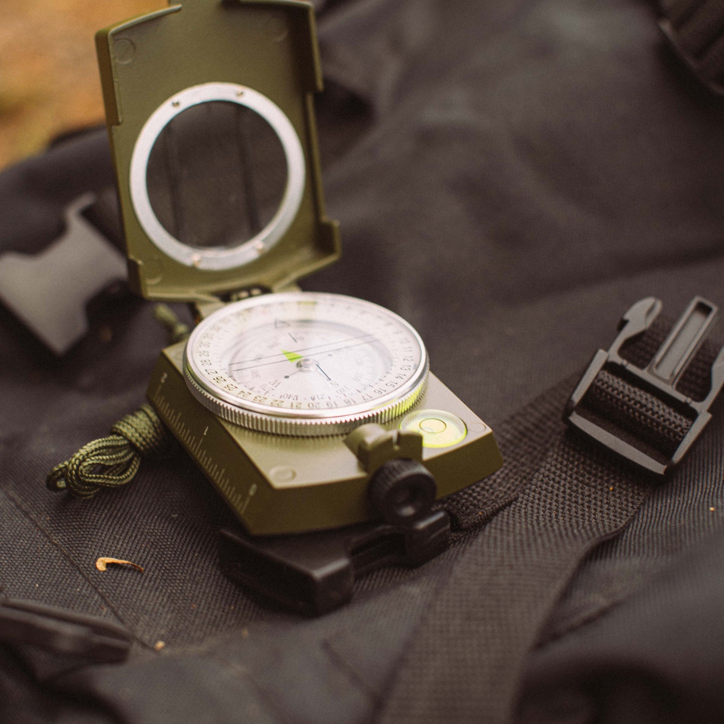 Bussola militare con cassa in metallo