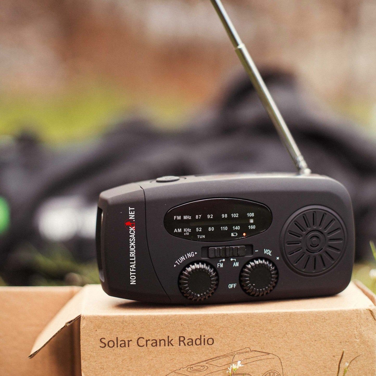 Radio a manovella nera con pannello solare e lampada