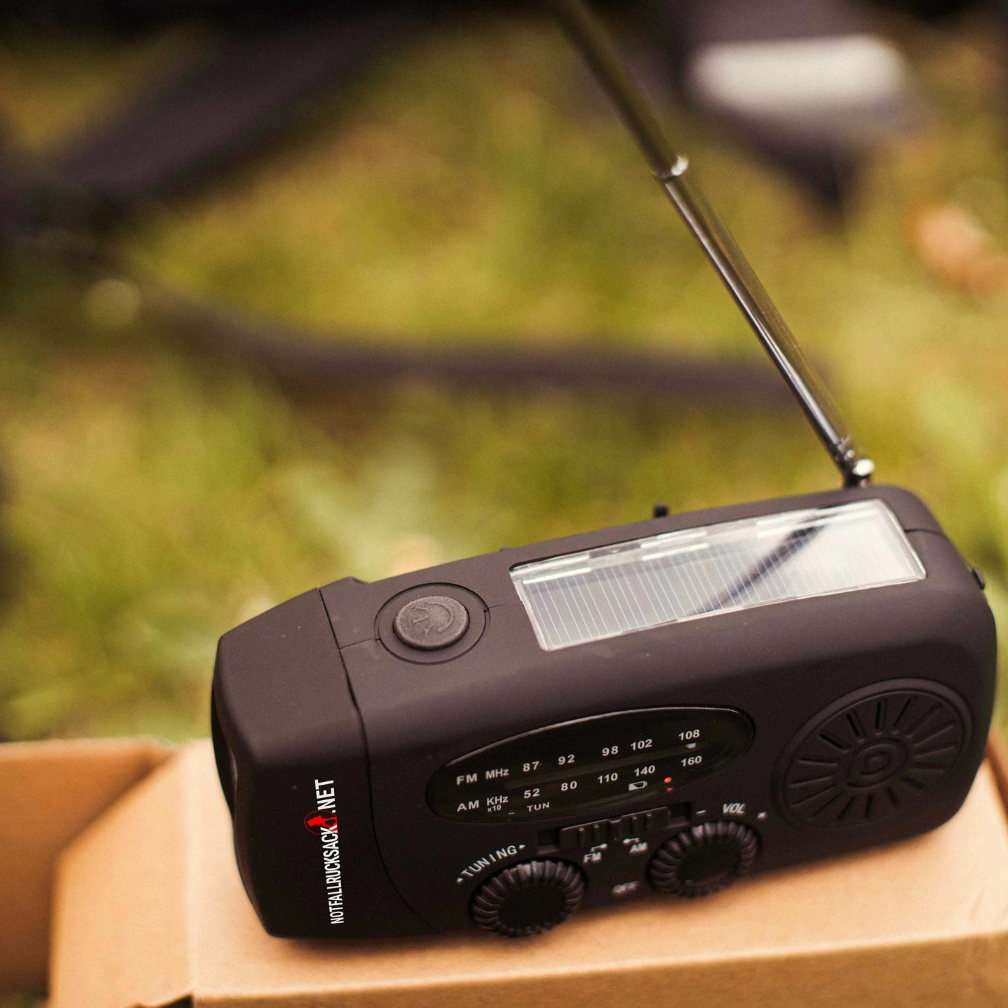 Crank radio black with solar panel and lamp